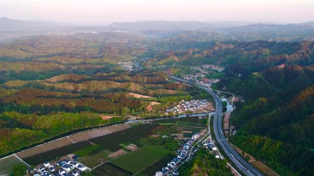 航拍"金富水":走進(jìn)出豫入秦第一邊貿(mào)重鎮(zhèn)商洛市商南縣富水鎮(zhèn)