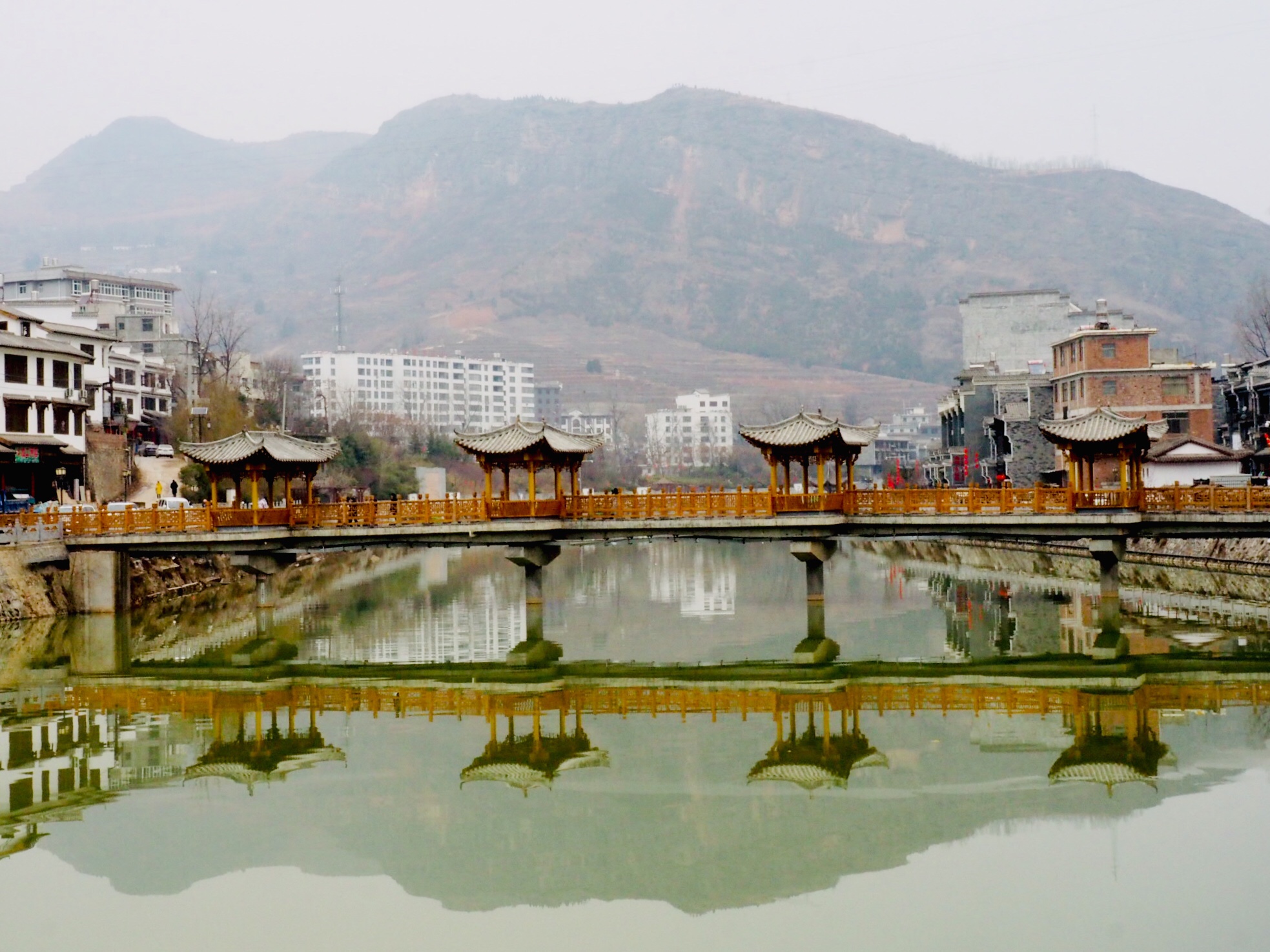 漫川關(guān)古鎮(zhèn)位于陜西省商洛市山陽縣東南,該鎮(zhèn)歷史悠久.域內(nèi)名勝古跡眾