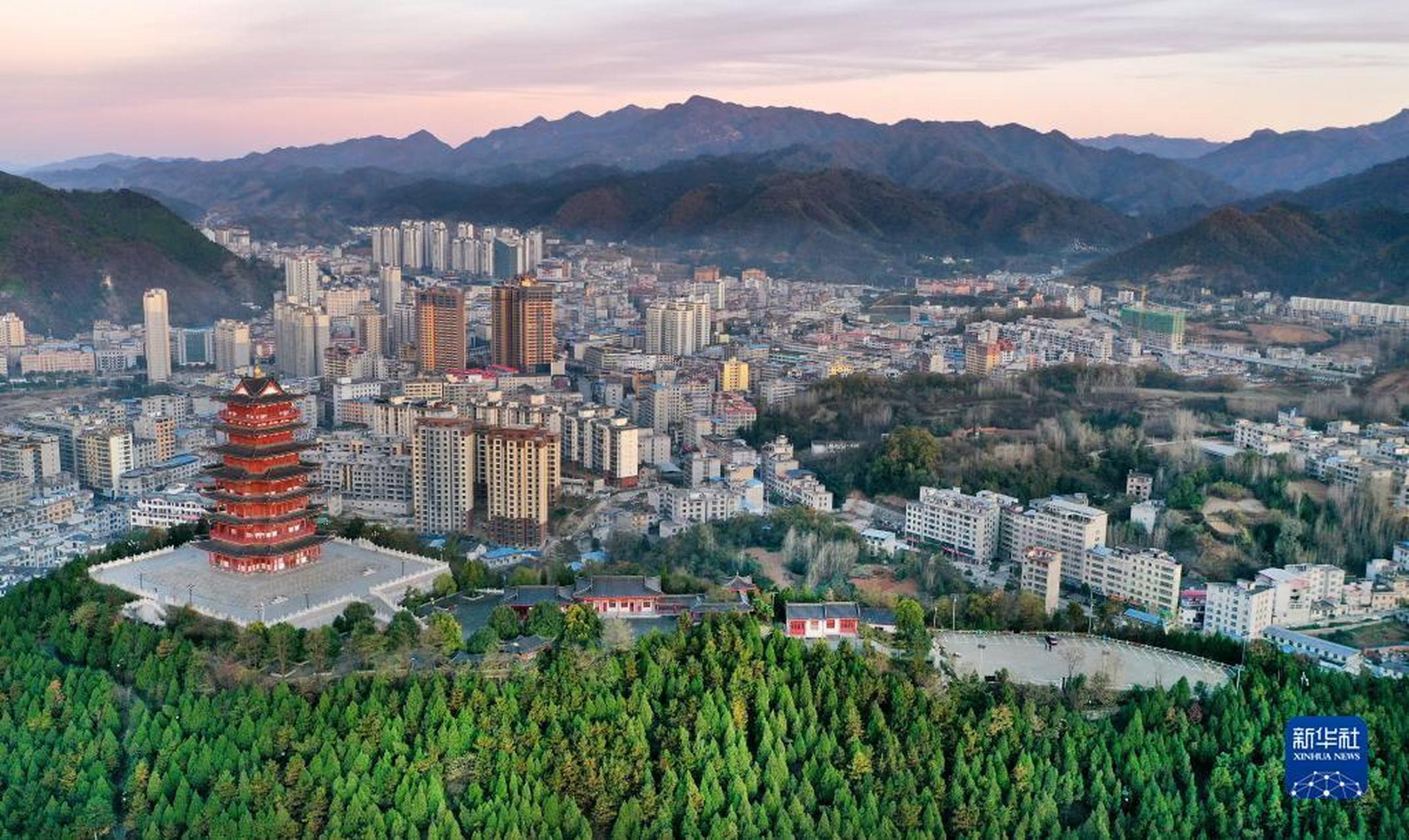 陜西省商洛市商南縣是秦嶺深處的一個山區(qū)小縣,過去縣城發(fā)展相對落后