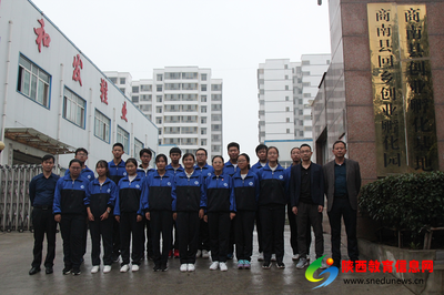 商南縣高級中學(xué)學(xué)生前往商洛虎之翼科技公司進(jìn)行社會實(shí)踐